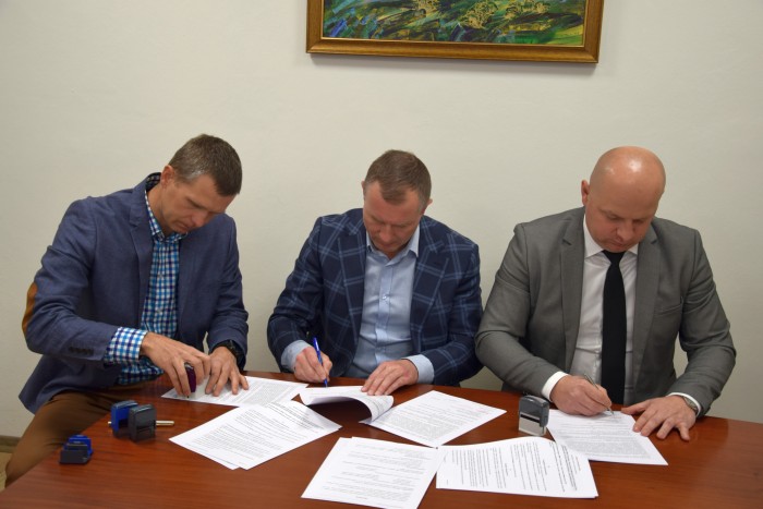 Podpisanie umowy na drogi w Korytnicy i Kotuszowie