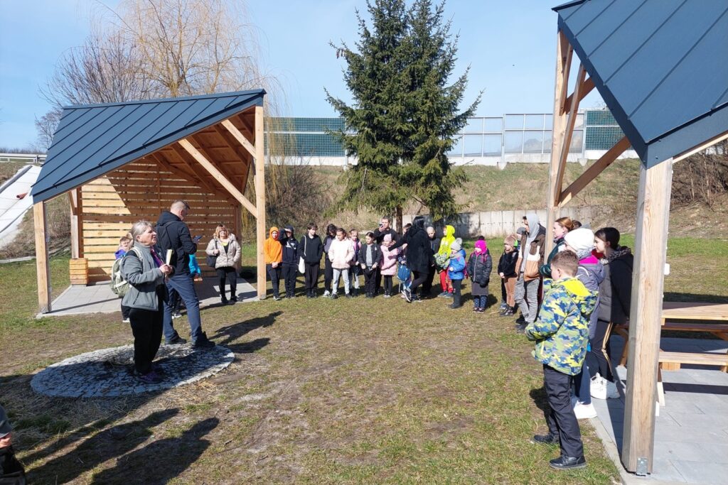 W sobotę, 18 marca 2023 r. Harcerze z Szydłowa gościli dzieci z Placówki Dziennego Wsparcia w Staszowie świetlicy Jutrzenka. 