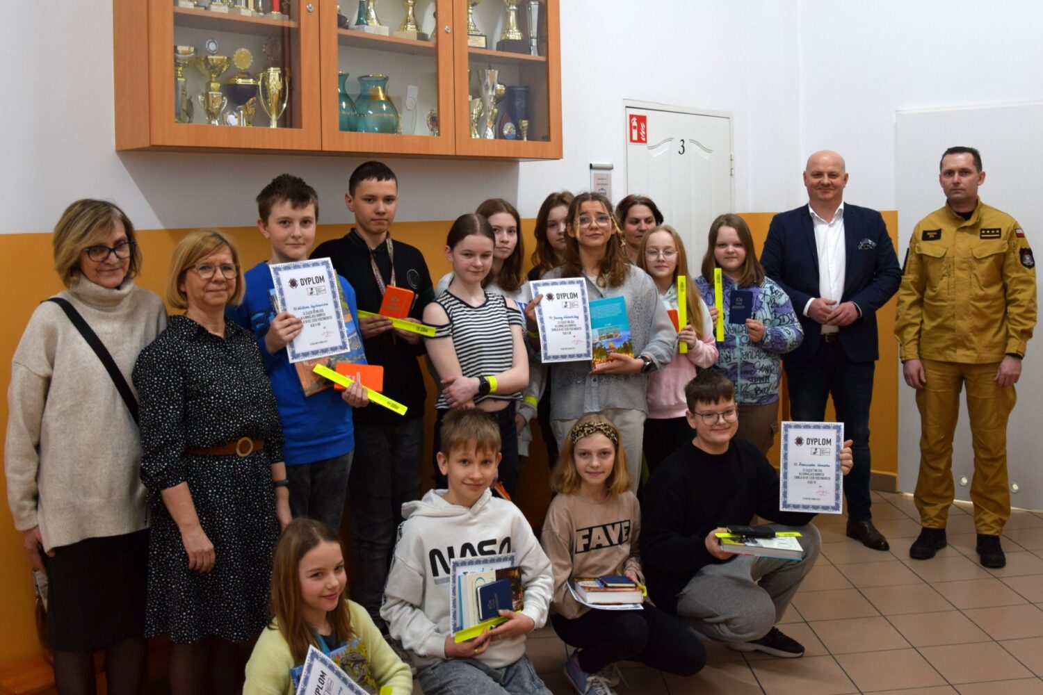 Dzieci i młodzież z SP Szydłów i SP Solec wzięła udział w gminnych eliminacjach turnieju wiedzy pożarniczej 2023.