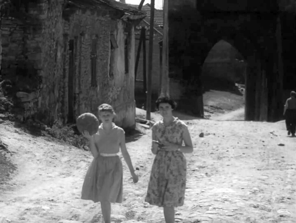 Szydłów 1961, Polska Kronika Filmowa, dwie młode kobiety, jedna z bochenkiem chleba