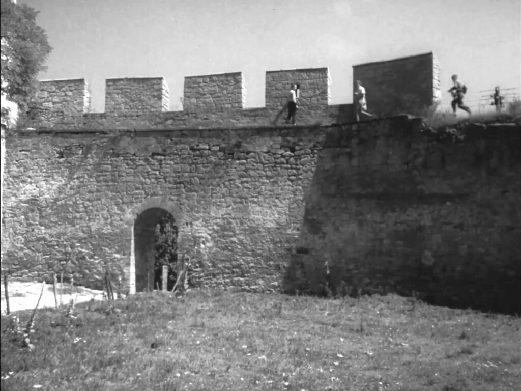 Szydłów 1961, Polska Kronika Filmowa, mur, chłopcy na murze