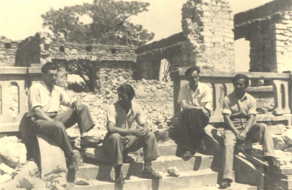 Lato 1946 na schodach tarasu, od lewej Stanisław, Wacław, Józef i Tadeusz. Na odwrocie oryginalnego zdjęcia znajduje się odręczny dopisek Wacka: „Siedząc na tych ruinach podjęliśmy zobowiązanie, że odbudujemy ten dom”.