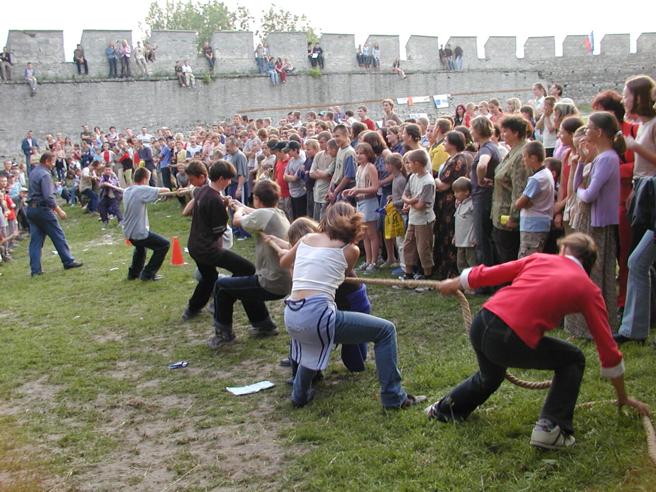 Dzień Dziecka 2003 w Szydłowie, przeciąganie liny.