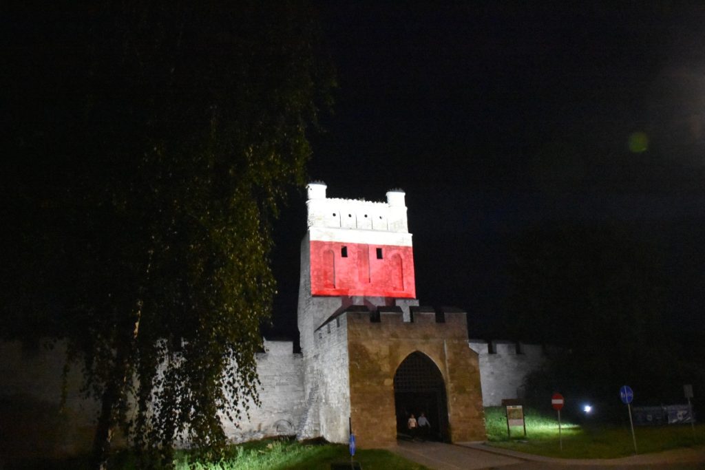Podświetlona Brama Krakowska w Szydłowie na biało-czerwono