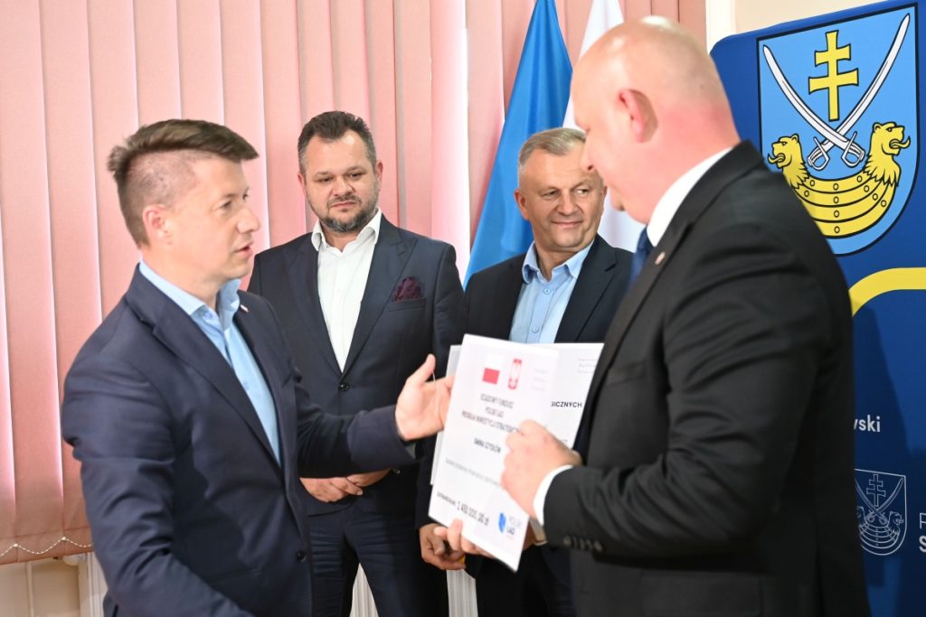 Burmistrz Andrzej Tuz otrzymał promesę z rąk posła Bartłomieja Dorywalskiego