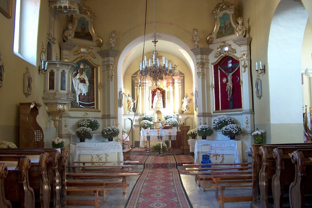 Wnętrze kościoła w Potoku, gmina Szydłów