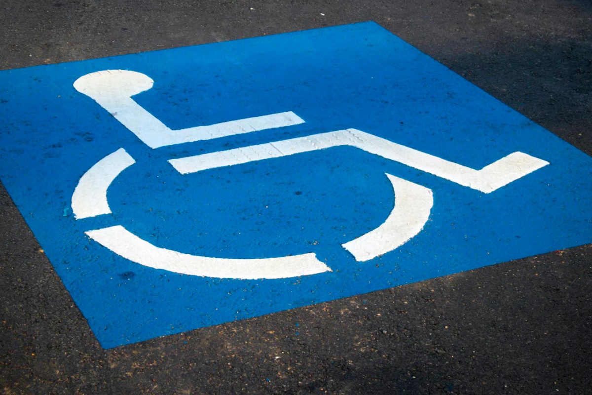 Miejsce niebieskie parking dla niepełnosprawnych pfron