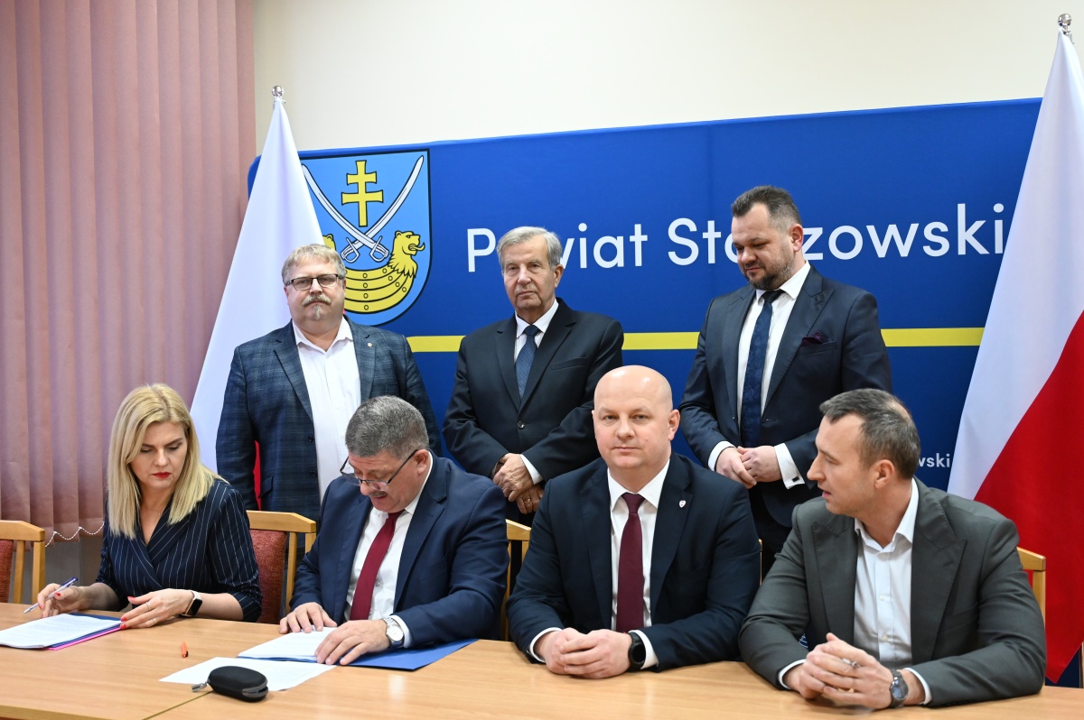 Podpisanie umów na bezpieczne przejścia dla pieszych, Staszów, Solec, Rudki grudzień 2023