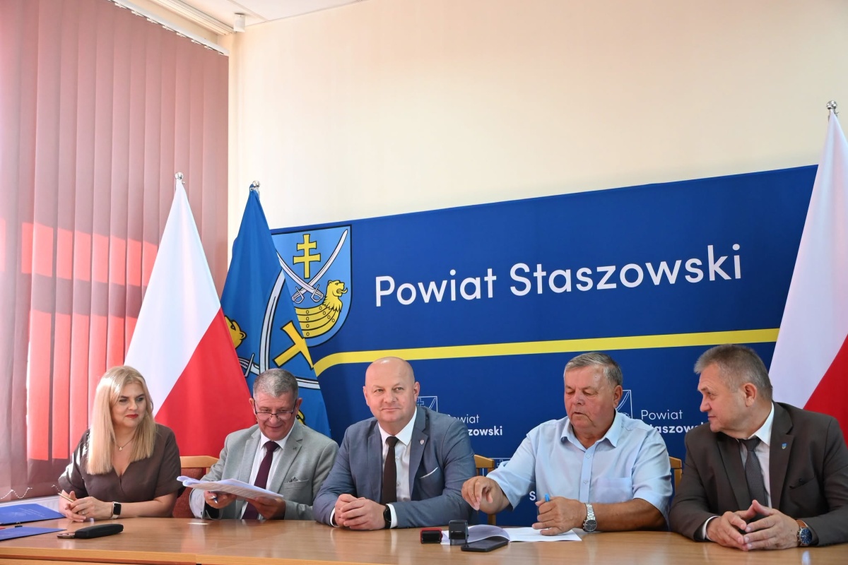 Podpisano umowę na&nbsp;budowę chodnika w&nbsp;Kotuszowie