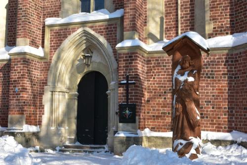 Wejście do kościoła, rzeźba, zima